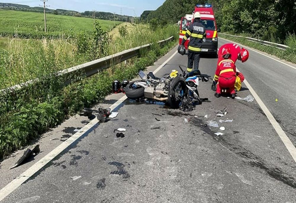 FOTO Impact teribil între o motocicletă și un autocamion . Două persoane în stare gravă