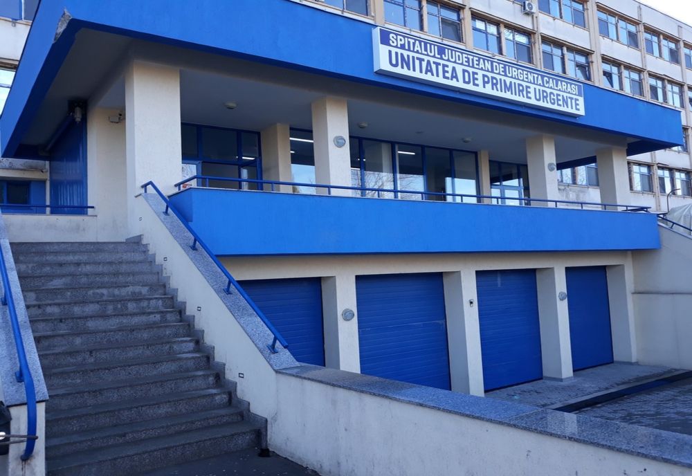 Asistente somate să renunțe la „uniformele mulate provocatoare și fustele scurte”