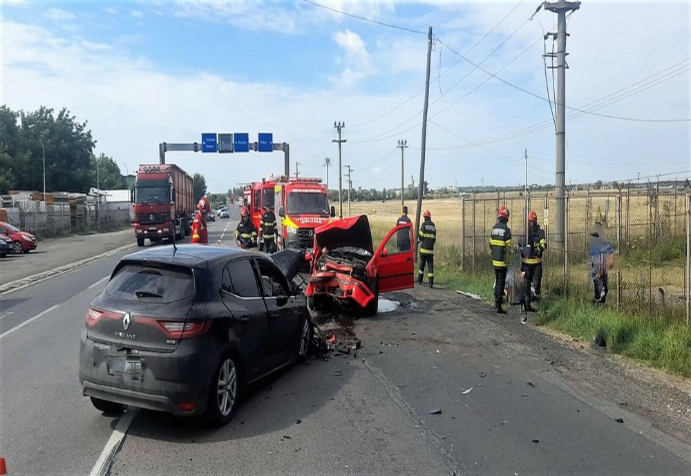 FOTO Impact frontal între două autoturisme pe DN2. Două victime