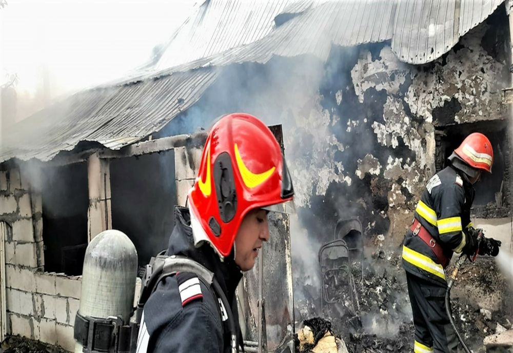 FOTO Casă cuprinsă de flăcări la Drăgoești