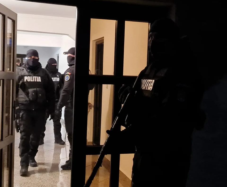 Percheziții la cămătarii din Urziceni. Trei persoane duse la audieri