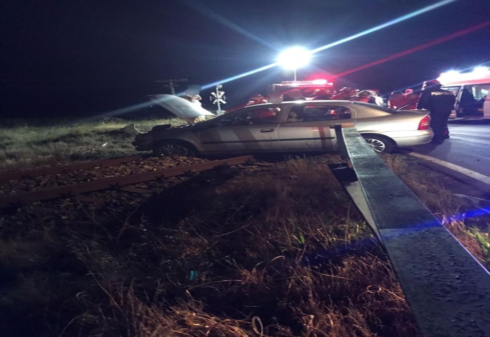 FOTO Accident grav. Un autoturism  a ricoșat dintr-un parapet direct pe calea ferată