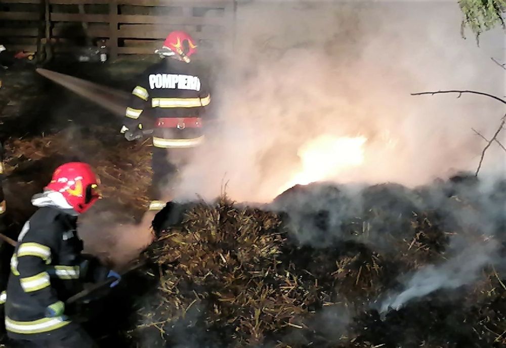 FOTO Incendiu violent la un depozit de furaje. Focul pus intenționat