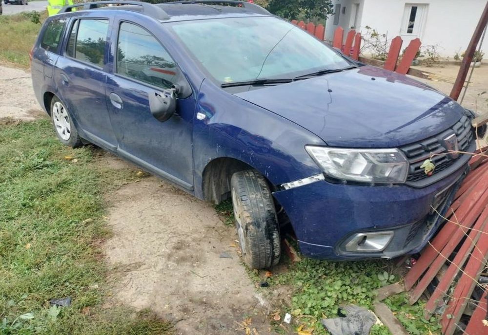 FOTO Accident la Gura Ialomiței. Un șofer a intrat direct în gardul unei case