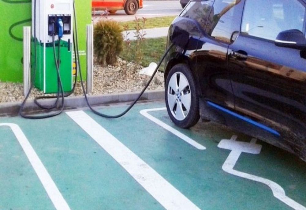 Mașinile hibrid și electrice fac istorie. Creștere de aproape 60% în 2022