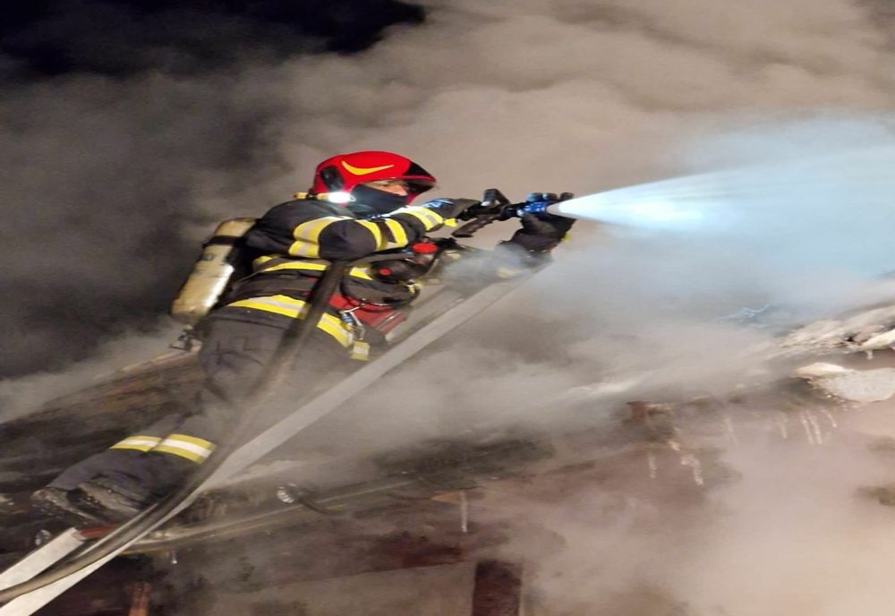 Au rămas fără acoperiș deasupra capului înainte de Crăciun. De la ce au pornit flăcările