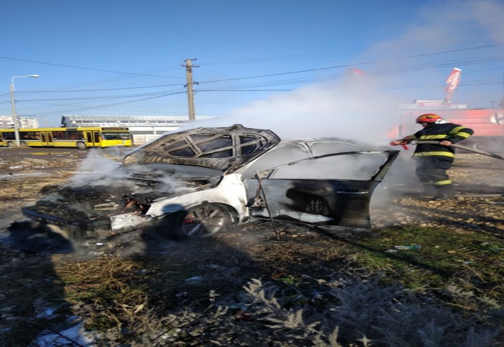 FOTO Mașină cuprinsa de flăcări, panică pe stradă