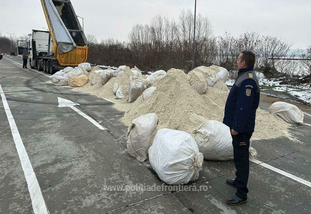 FOTO VIDEO  Captură a polițiștilor de frontieră la Călărași. Zeci de saci cu tutun, ascunși în semiremorca unui TIR