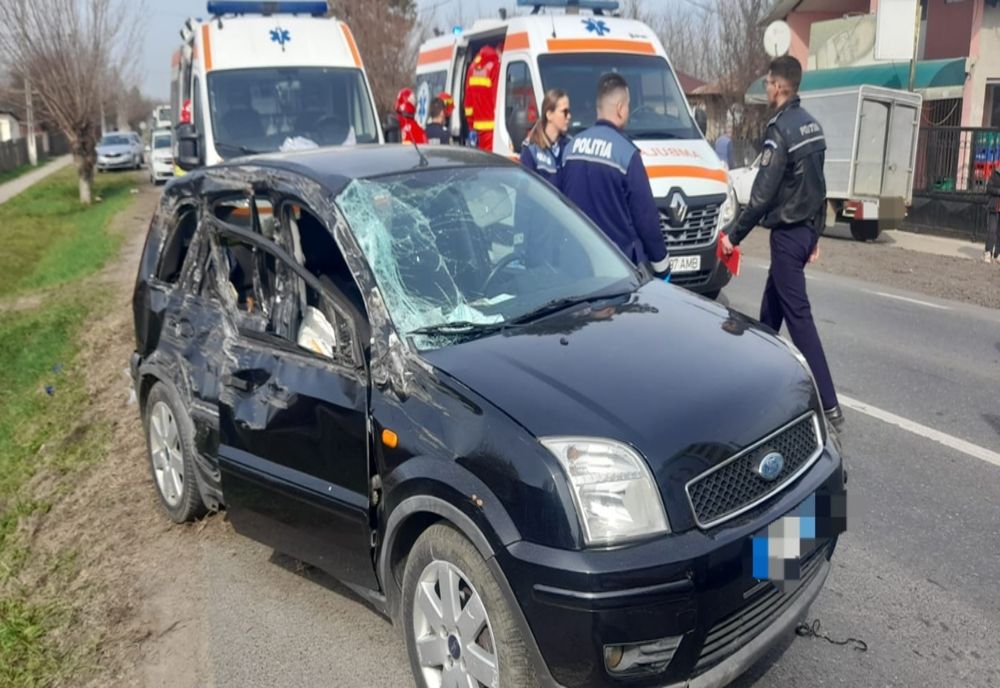 FOTO| Accident grav în Ialomița după ce două femei au intrat cu mașina într-un copac