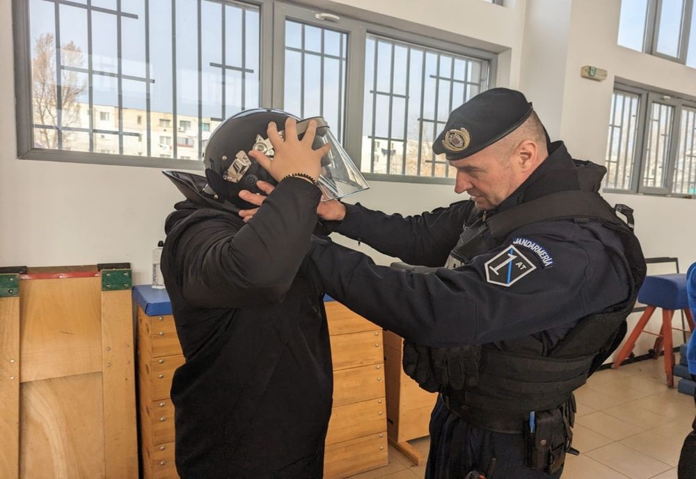  FOTO O școală altfel, alături de jandarmii ialomițeni