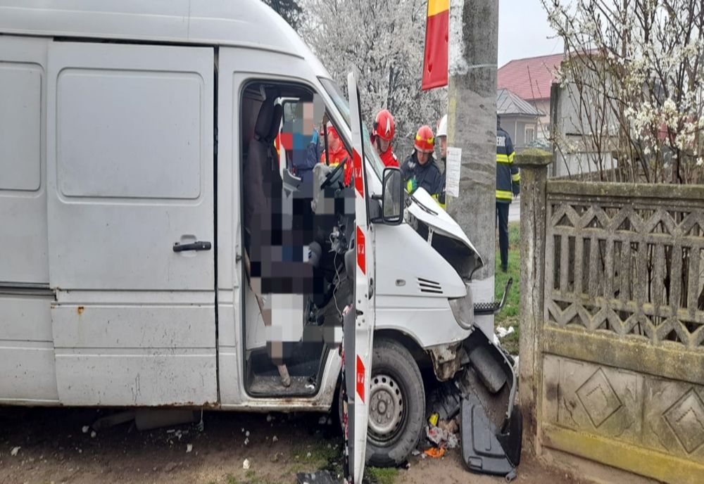 FOTO Impact violent între o autoutilitară și un TIR. Două victime