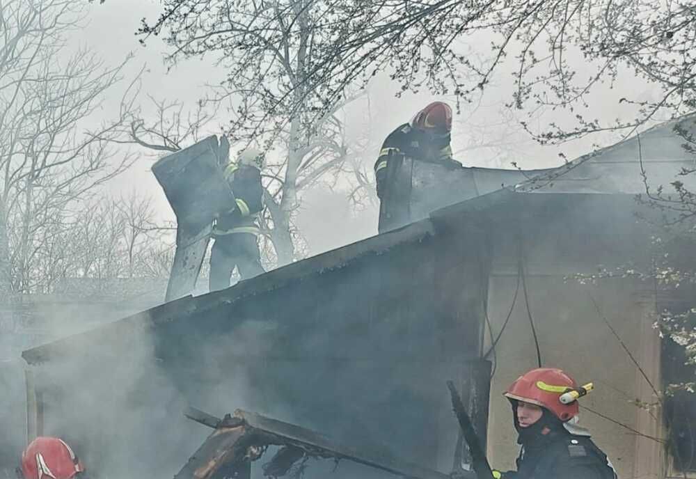 Casă aprinsă de la o lumânare. O persoană cu arsuri la spital