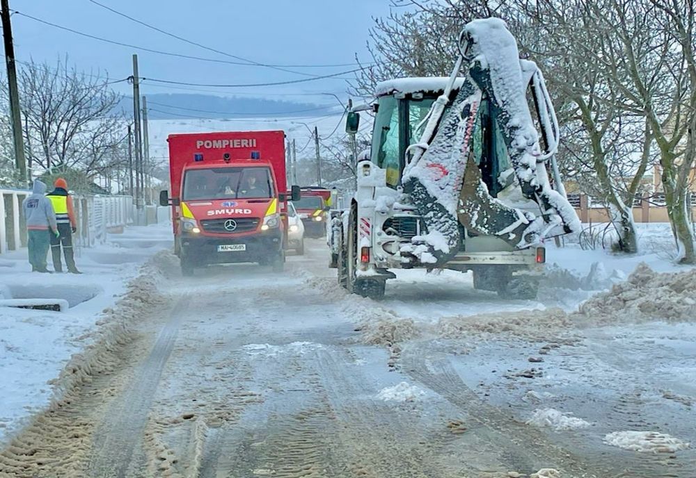 Drumuri închise și mașini blocate în zăpadă