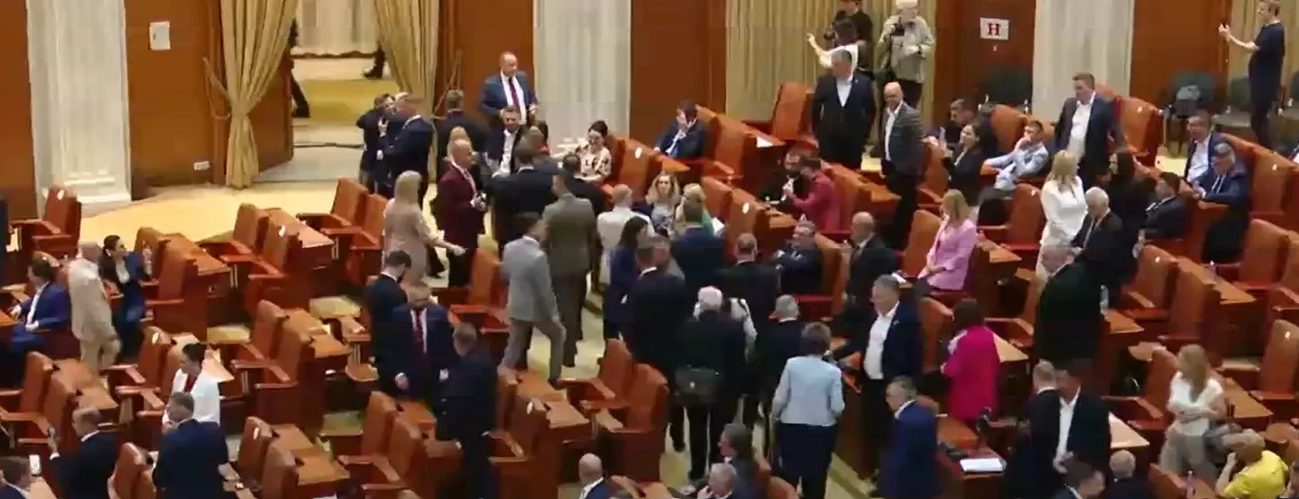 George Simion a acuzat „35 de ani de trădare” și a BOICOTAT ședința de învestitură a lui Veștea. Deputații AUR au părăsit sala în masă!
