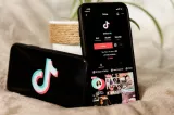 Un influencer din Timiș, reținut după un live urmărit de peste 22.000 de oameni. Ce provocări făcea pe TikTok