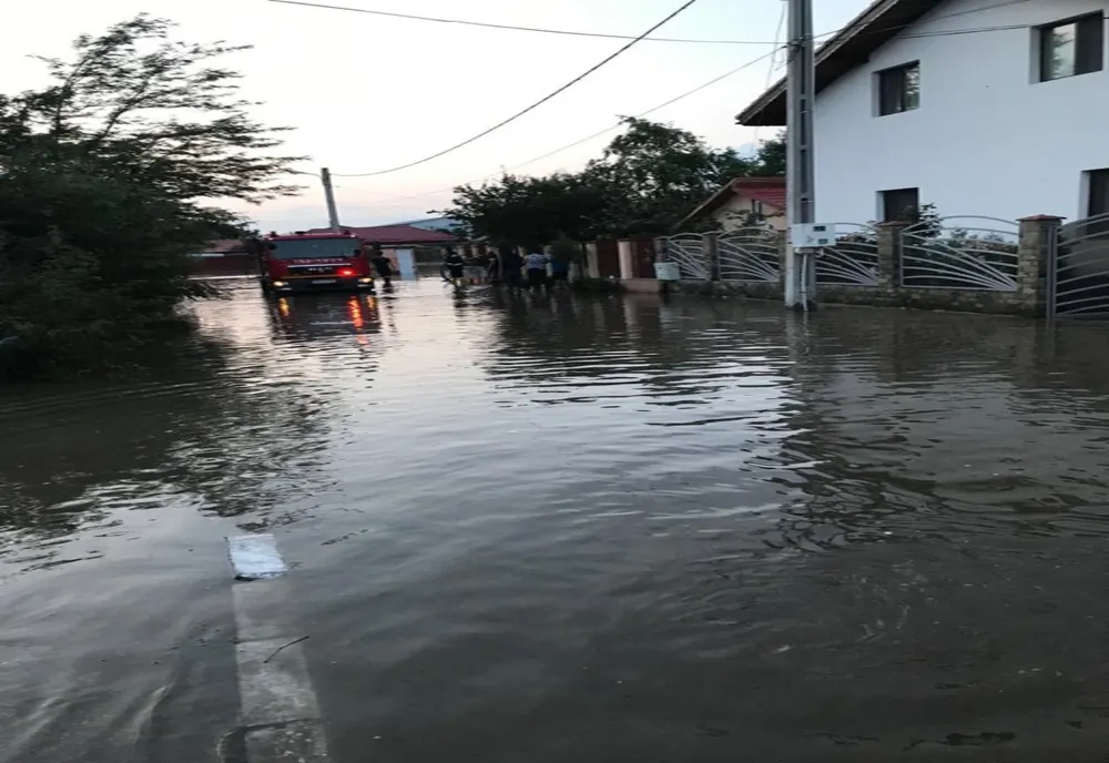 Inundații în toată țara. În Ialomița, la Slobozia, au căzut aproape 200 de litri de apă pe metrul pătrat în 48 de ore
