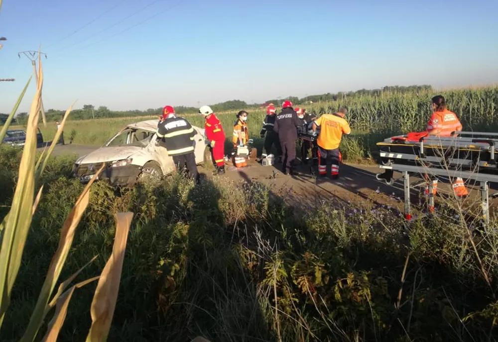 Un tânăr de 24 de ani a murit, iar alte 4 persoane, printre care un copil de 3 ani, au fost rănite