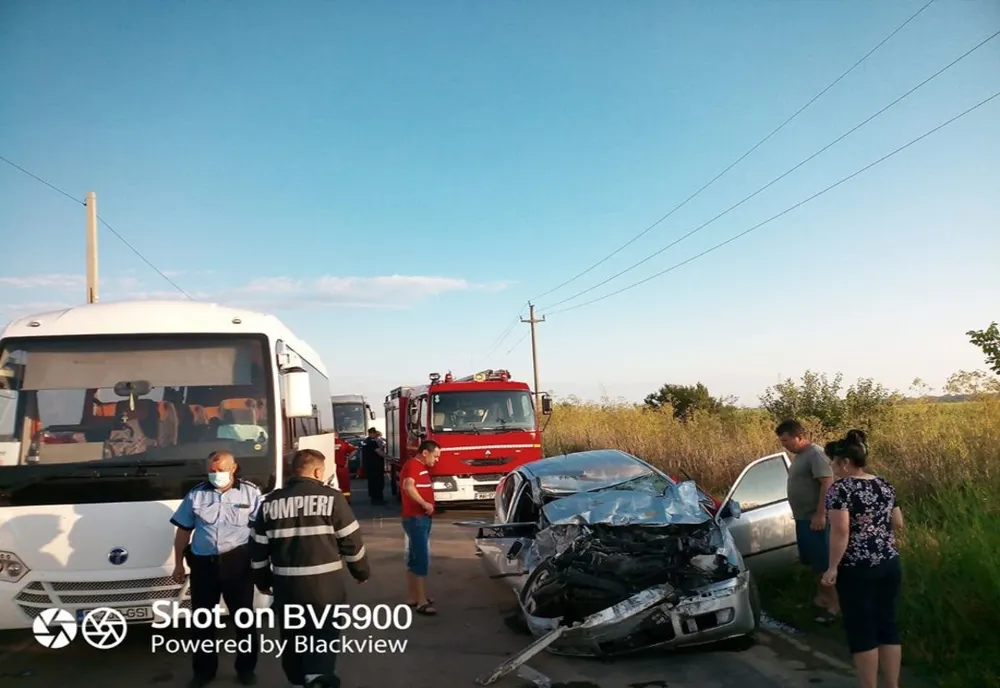 FOTO| Autocar cu pasageri implicat într-un accident pe un drum județean din Ialomița. Un tânăr a murit