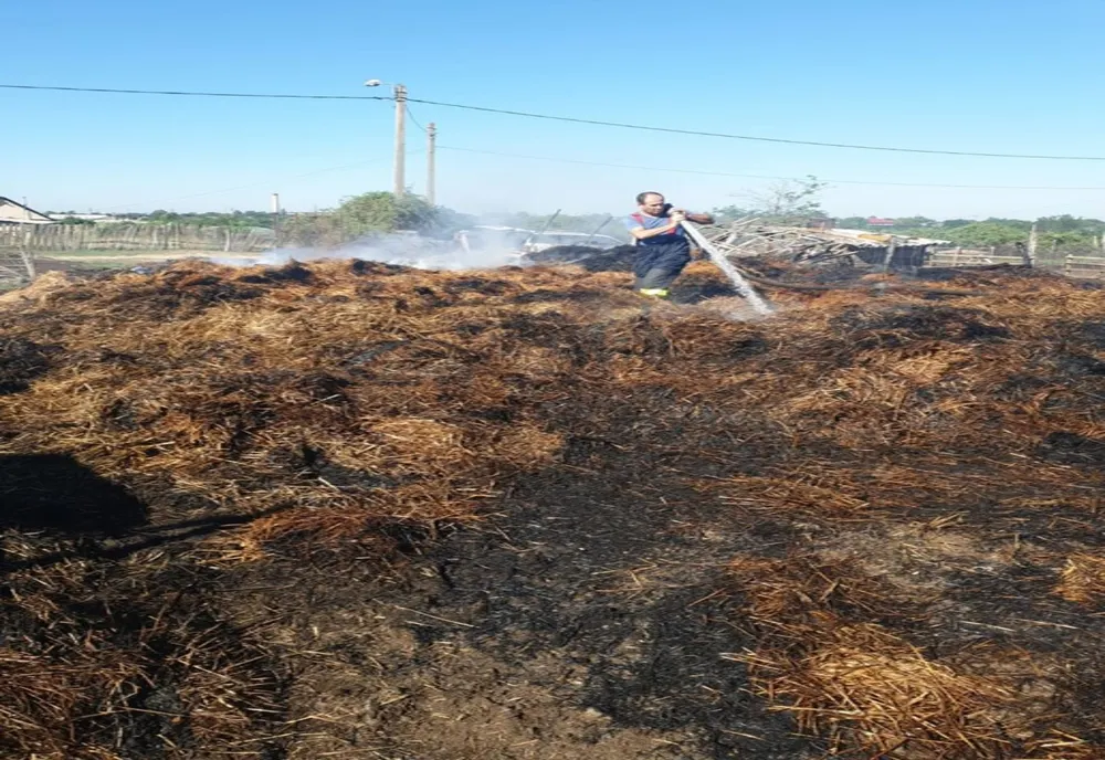 FOTO| Incendiu puternic la o șiră de baloți din paie. Camionetă făcută scrum