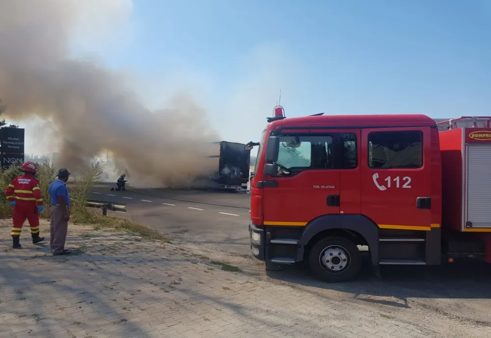 FOTO| TIR în flăcări pe DN2A