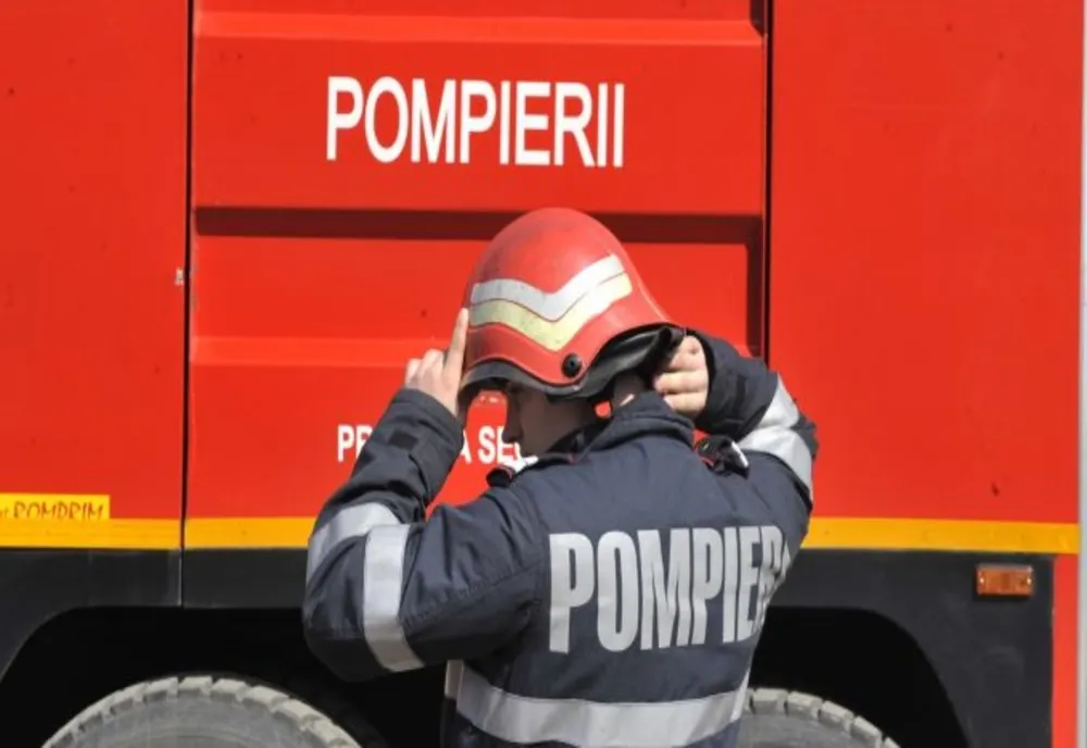 Bărbat găsit mort în casă! Pompierii au spart ușa