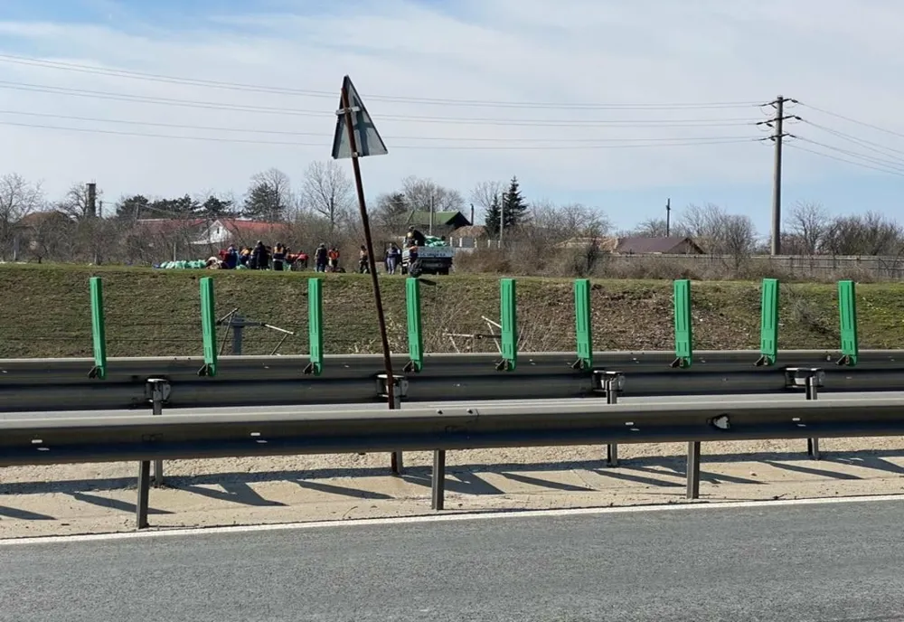 FOTO Acțiune de igienizare în zona stației de taxare Fetești