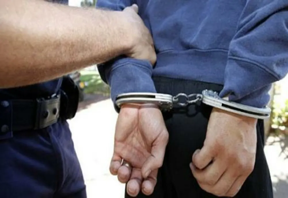 Un ialomițean reținut de polițiștii din Râmnicu Sărat pentru furtul unei poșete dintr-un autoturism