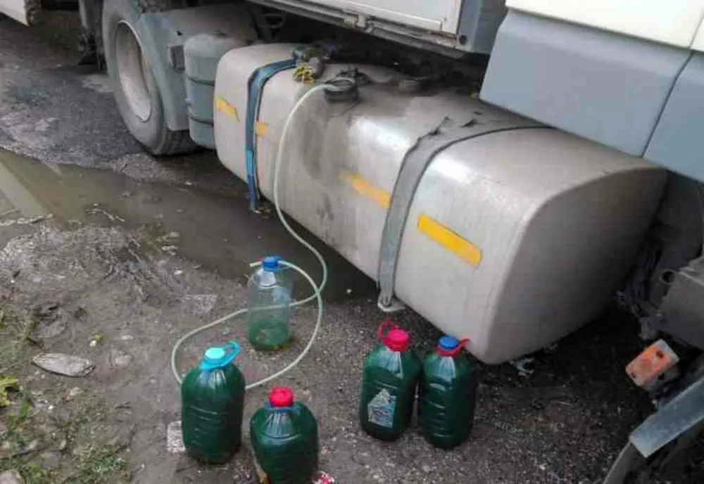 Flagrant delict – bănuit de furt de combustibil depistat de poliţişti