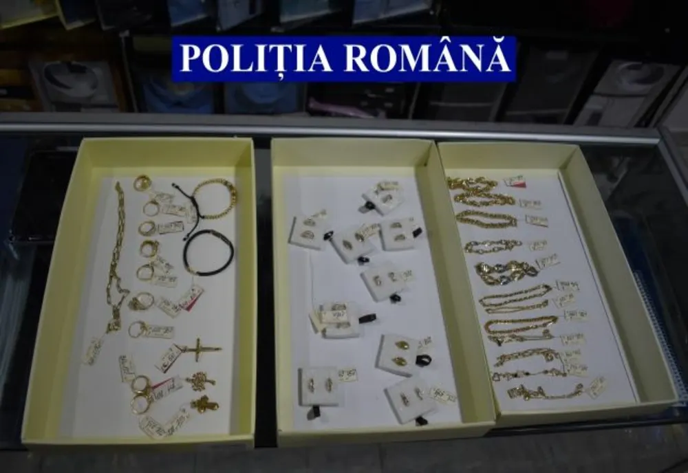 Amenzi și bijuterii confiscate în urma unei razii a polițiștilor în Slobozia și Urziceni