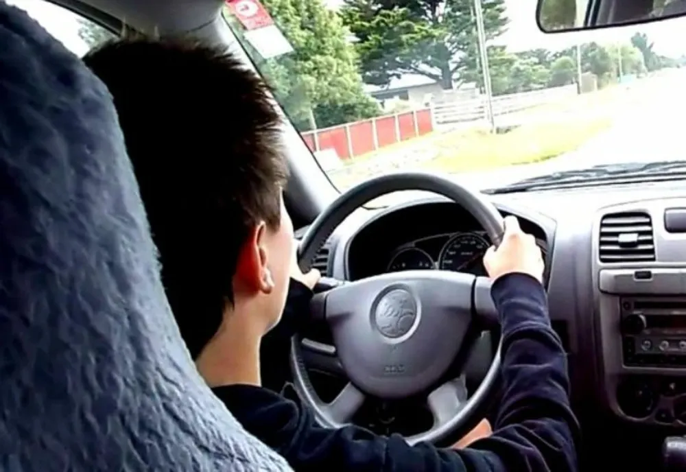 Un adolescent a furat autoutilitara părinților și a ieșit la plimbare