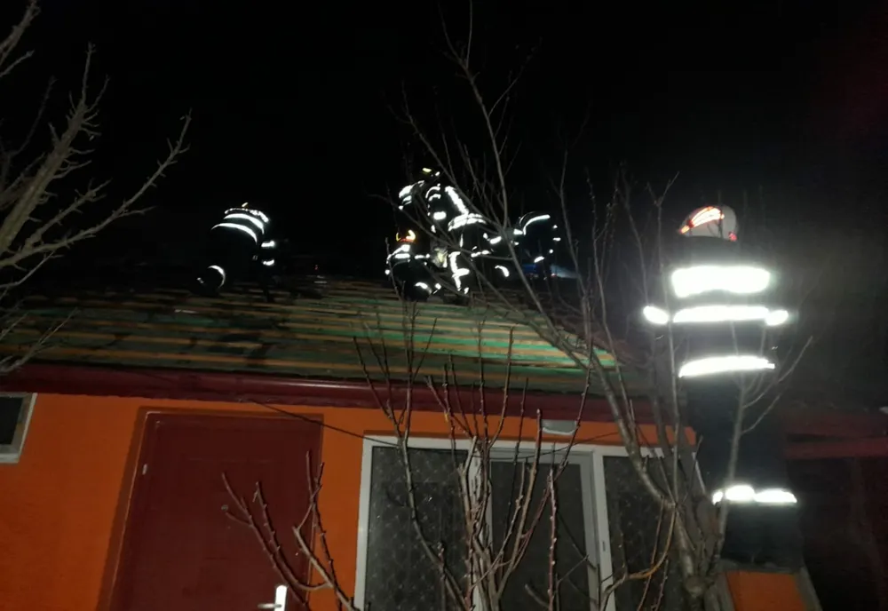 Incendiu la Rădulești din cauza unui coș de fum