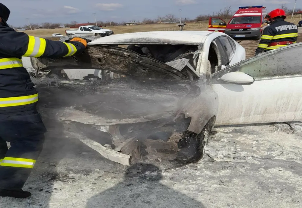 Mașină cuprinsă de flăcări în urma unui accident