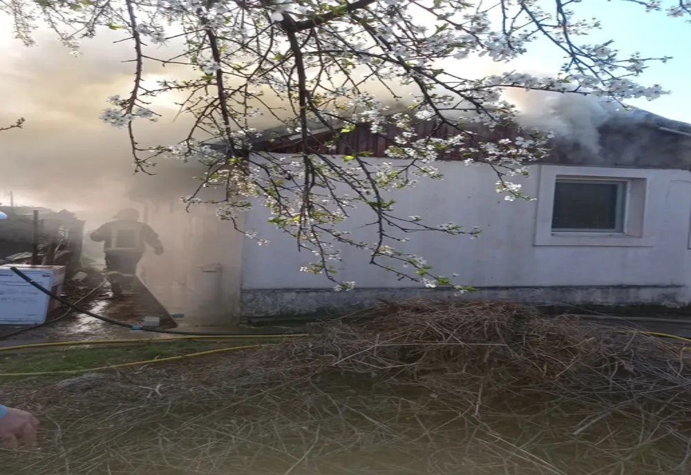 Incendiu provocat de jarul căzut din sobă. O casă a luat foc