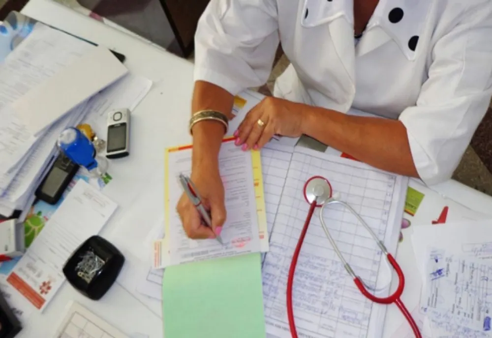 Românii care nu merg periodic la medicul de familie ar putea fi amendați