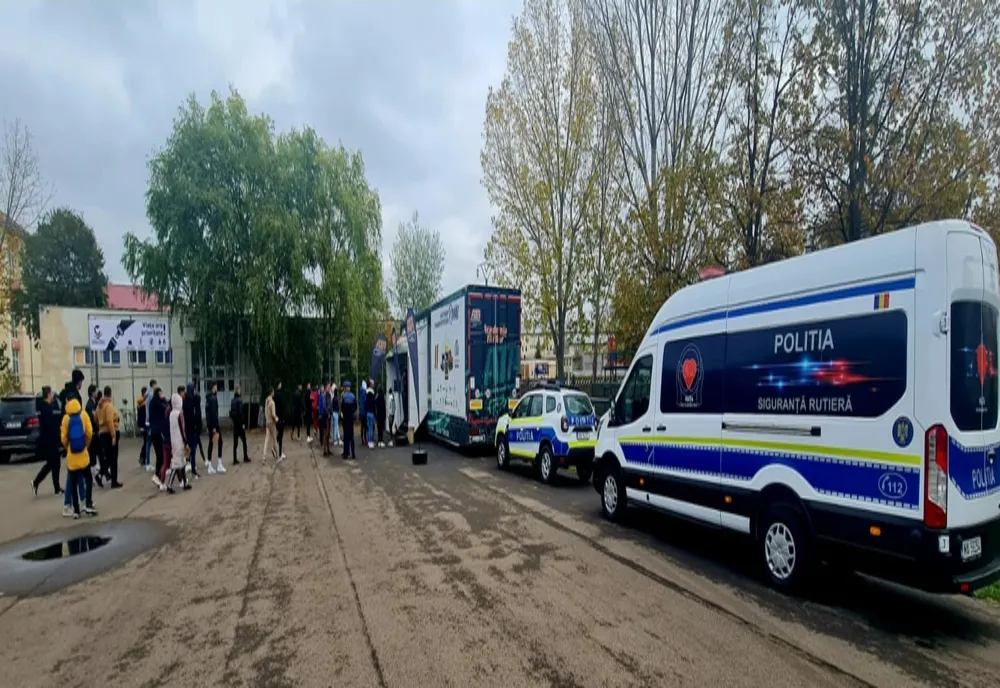 FOTO Educație rutieră la Liceul Tehnologic ”Alexandru Ioan Cuza”din Slobozia. Simulare impact frontal