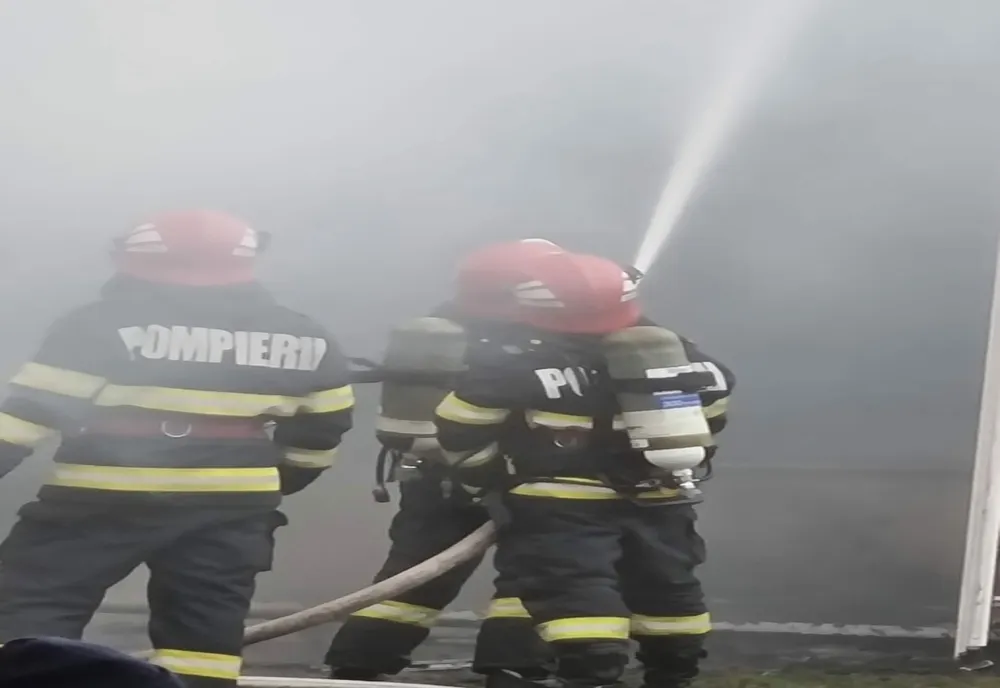 FOTO Casă cuprinsă de flăcări în Amara