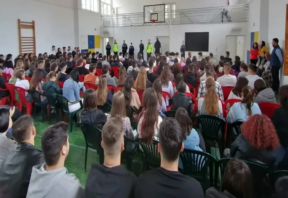 Polițiști printre elevii de la Colegiul "Grigore Moisil"
