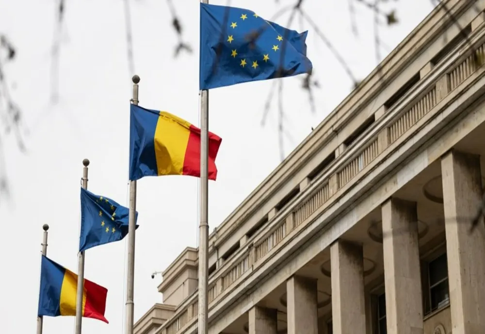 ANGAJAȚI AI GUVERNULUI PROTESTEAZĂ LA PALATUL VICTORIA FAȚĂ DE PLAFONAREA SPORULUI PENTRU CONDIȚII PERICULOASE