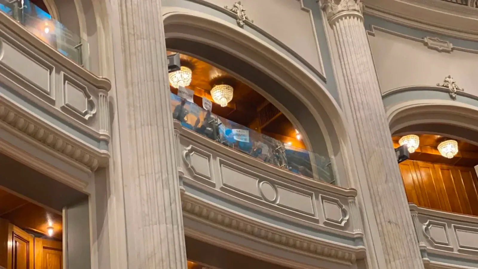  Medicii au protestat în balconul Parlamentului