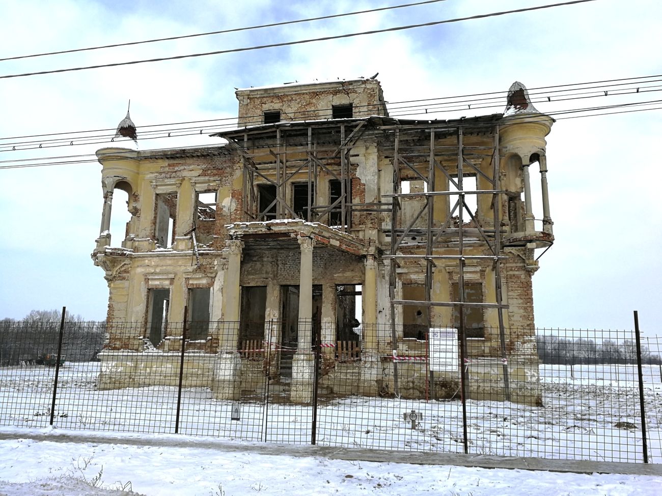 Milioane de euro, fonduri europene, îngropate în reabilitarea ruinelor conacului Bolomey