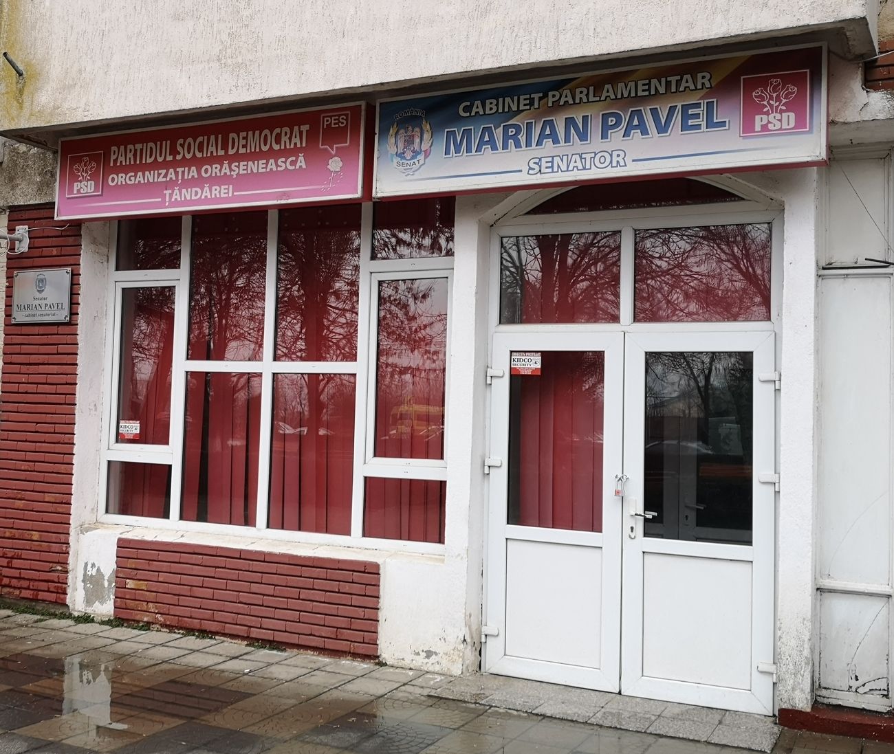 Sediul PSD Ţăndărei blocat cu un lacăt pentru o datorie strânsă în şase luni