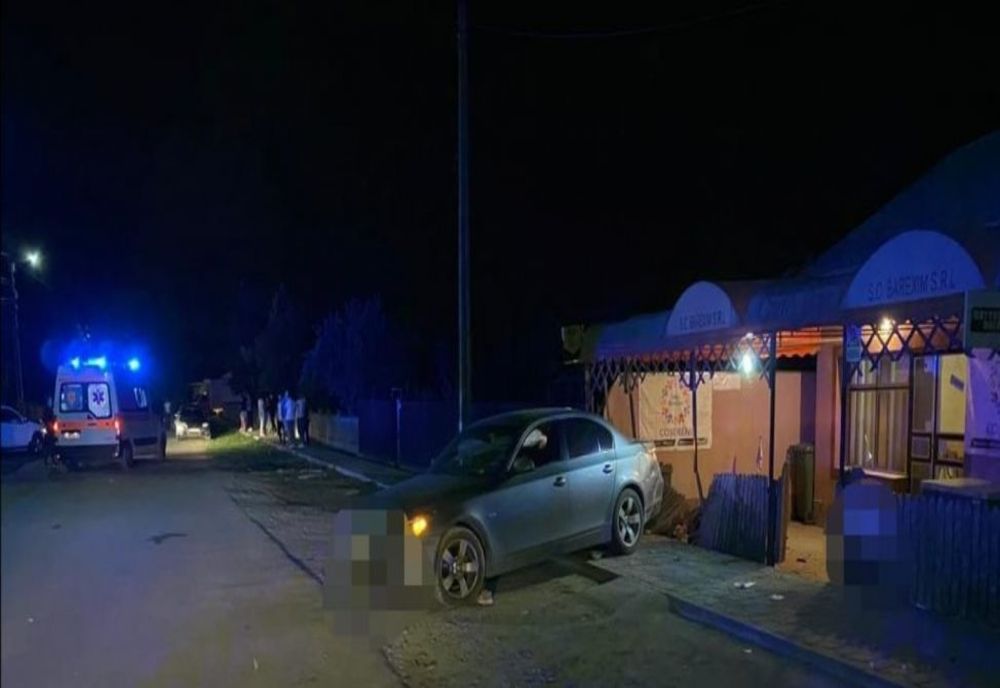 Două adolescente de 17 ani, lovite grav de o mașină care s-a răsturnat pe trotuar