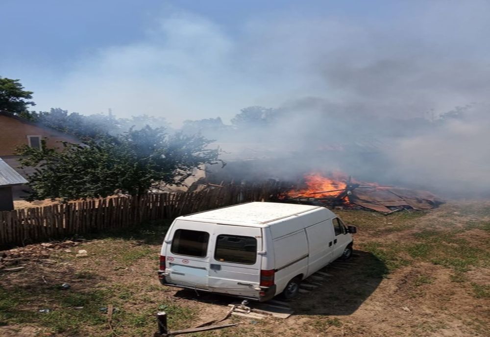 FOTO| Incendiu la Slăveni, o femeie a facut atac de panică