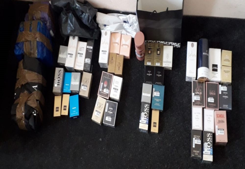 Produse cosmetice, susceptibile a fi contrafăcute au fost confiscate de polițiștii ialomițeni