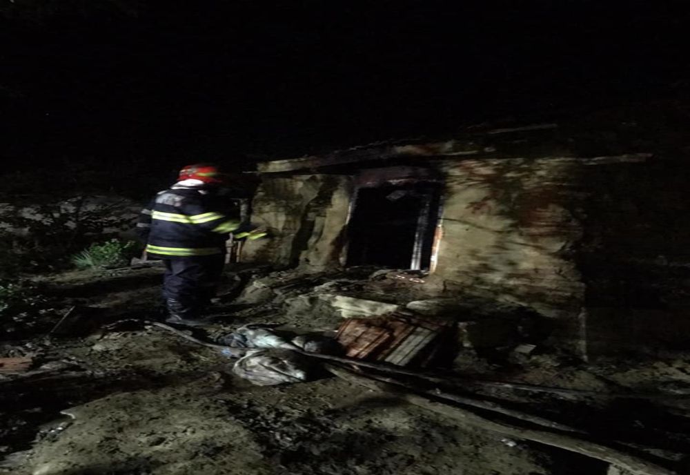 Un bătrân a murit carbonizat după ce casa i-a luat foc