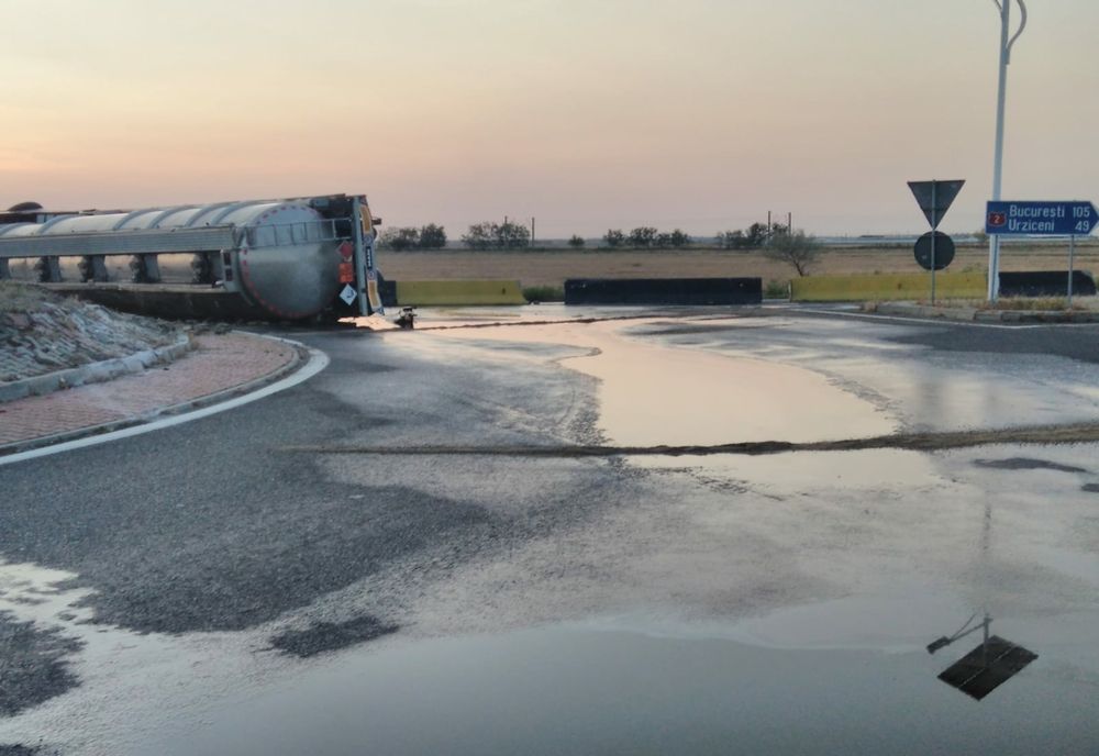 Cisternă cu zeci de tone de diluant, răsturnată într-un sens giratoriu. Risc de explozie