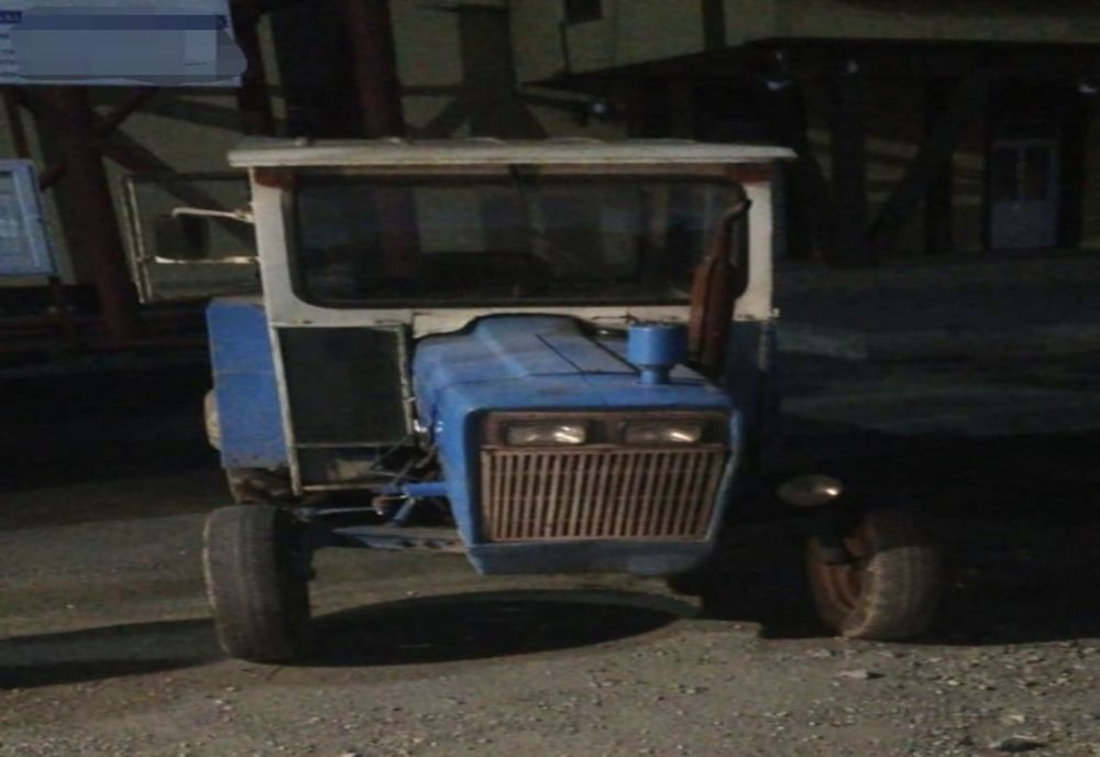 Impact violent între o trotinetă electrică și un tractor. A fost solicitat elicoptertul SMURD