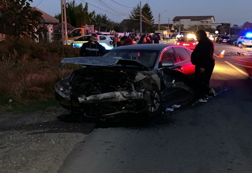 FOTO: IMPACT FRONTAL între două autoturisme