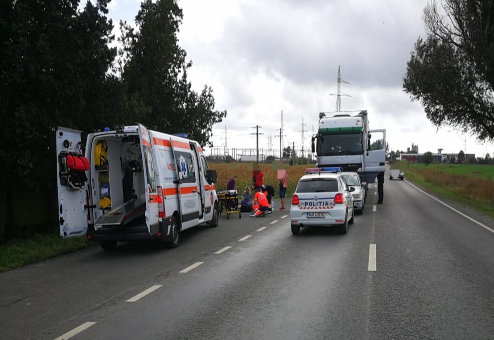 FOTO| Impact violent între un TIR și un autoturism, soldat cu o victimă