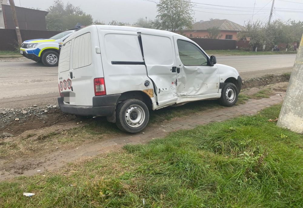 Impact violent între o autoutilitară și un autoturism, soldat cu o victimă